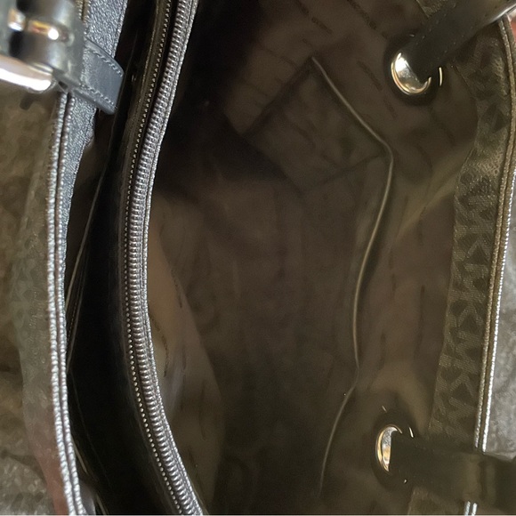 MICHAEL Michael Kors
East-West Monogram Zip Tote Bag NWOT - Picture 12 of 16